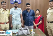 प्रामाणिकपणाला सलाम…! 80 हजारांची पर्स सापडताच पोलिसांकडे जमा, पोलिसांनी केले कौतूक, वाचा…!