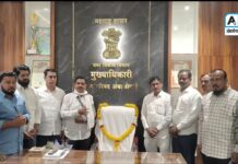 मुख्याधिकाऱ्यांच्या खुर्चीला हार घालून लोकविकास महाआघाडीचे आंदोलन : नगरपरिषदेतील कारभारावर संताप